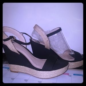 New Fergie Wedge Sandals Blk& Cream